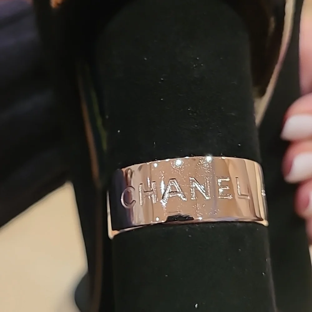 CHANEL black suede pumps with chrome and patent leather details. Size 40 - Picture 13 of 16